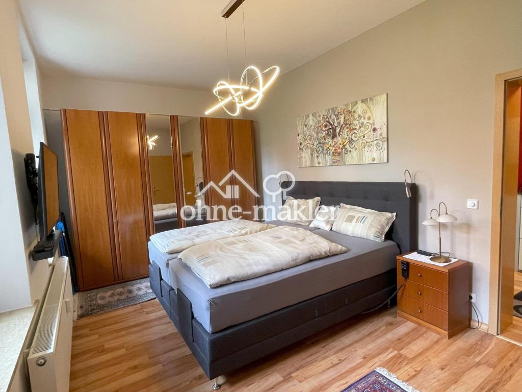 Schlafzimmer mit Bett/Schrank