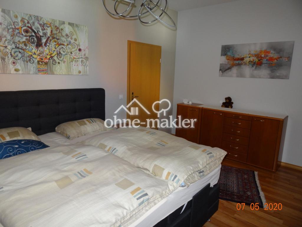 Schlafzimmer mit Bett/Kommode