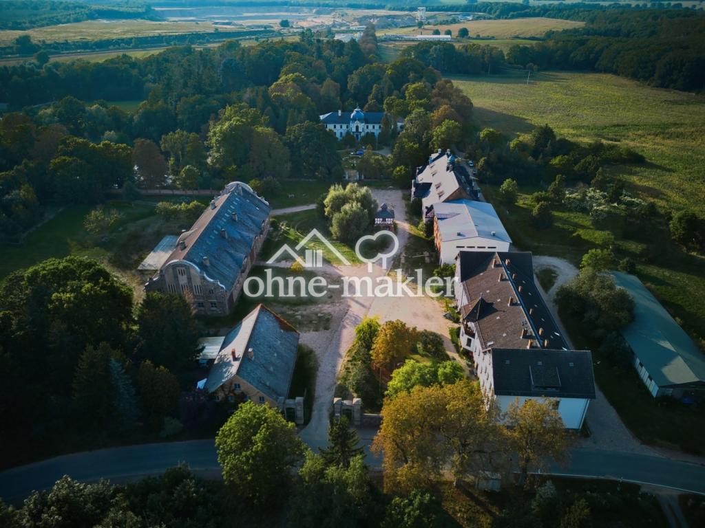 Gutsanlage/Blick auf's Schloß!