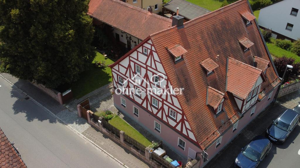 Straßenseite mit Linde