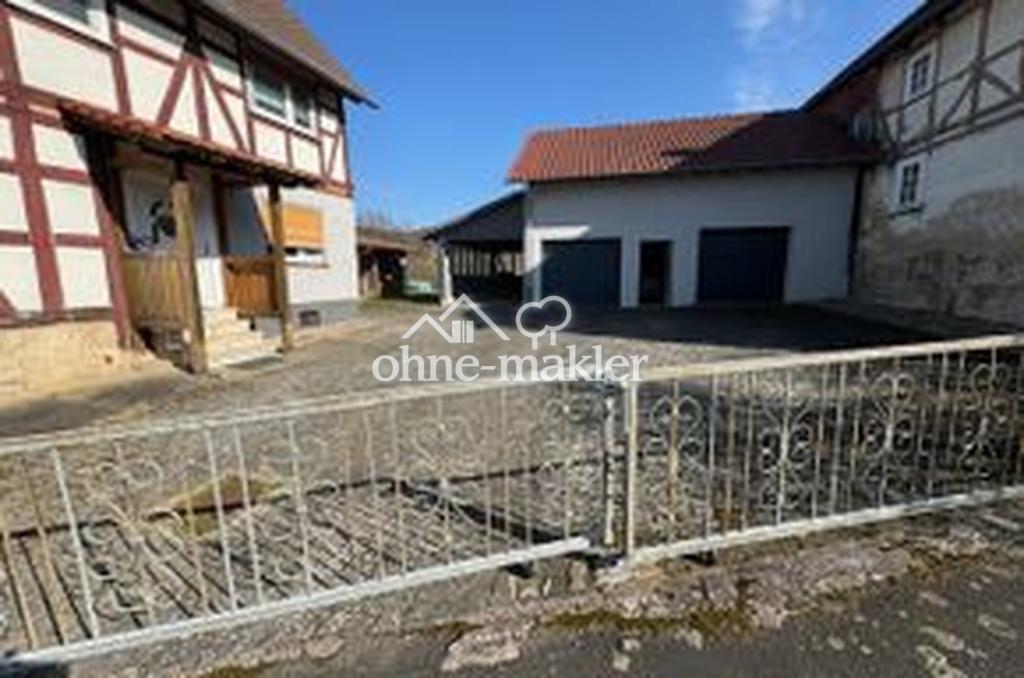 Blick a.d.Vorhof mit Garagen