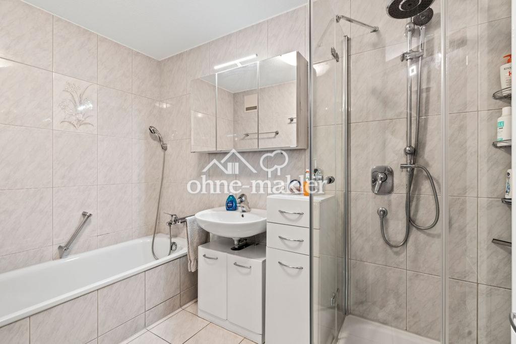 Bad mit Wanne und Dusche