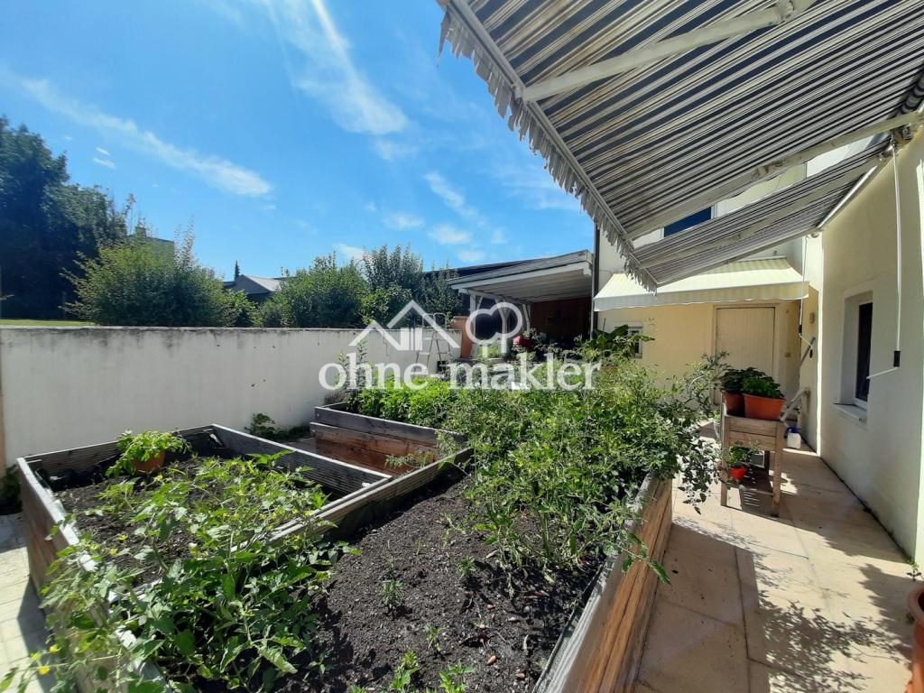Terrasse, dahinter Freisitz  