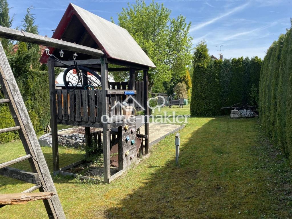 Garten mit Spielhaus