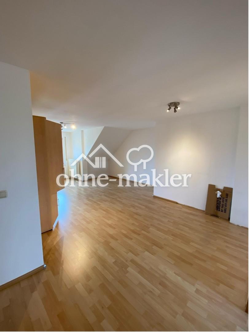Helle 2-Zimmer-Dachgeschosswohnung mit Balkon und Stellplatz in zentraler Lage von Röthenbach - Foto 1