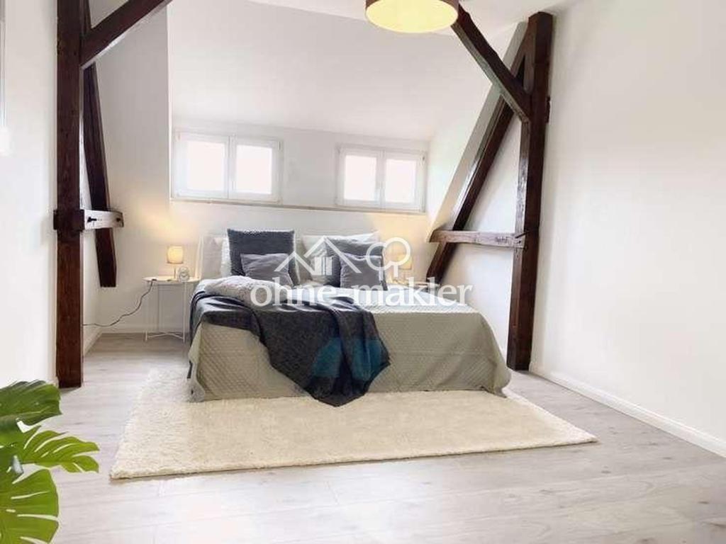 Helle 2-Zimmer-Dachgeschosswohnung mit Loggia & charmanten Holzbalken - Foto 4