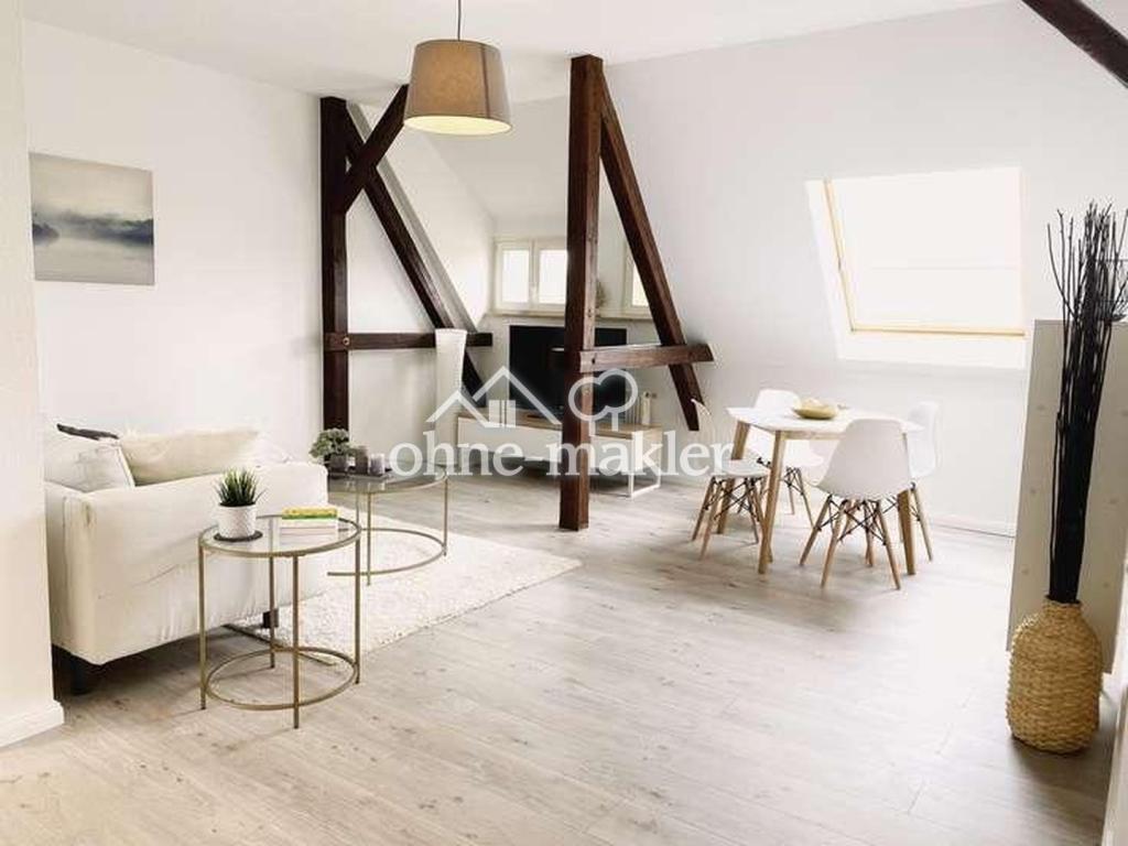 Helle 2-Zimmer-Dachgeschosswohnung mit Loggia & charmanten Holzbalken - Foto 1