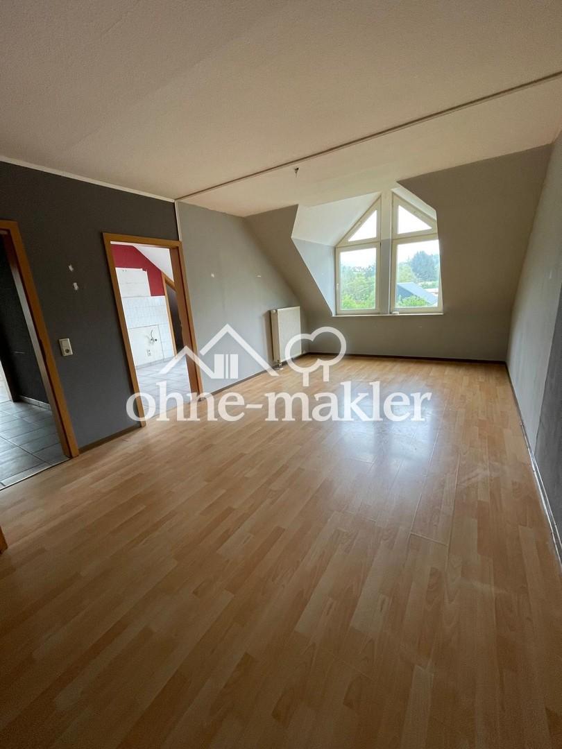 Freundliche 3-Zimmer-Dachgeschosswohnung mit Balkon und Stellplatz - Photo 1