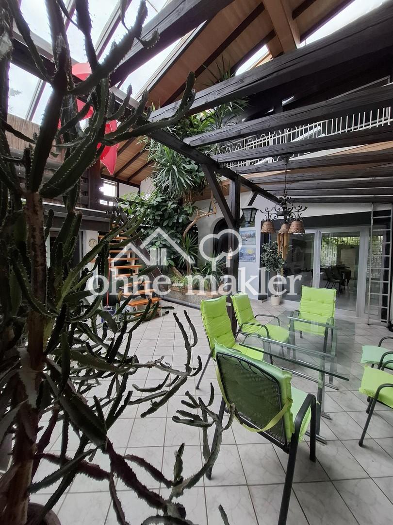 großer überdachterWintergarten