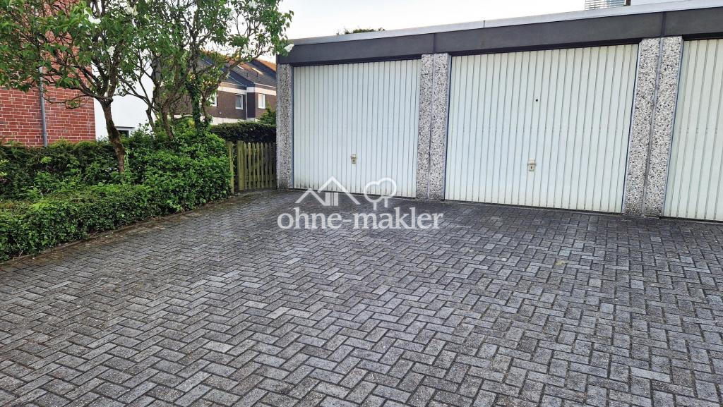 Stellplatz vor Garage (links)