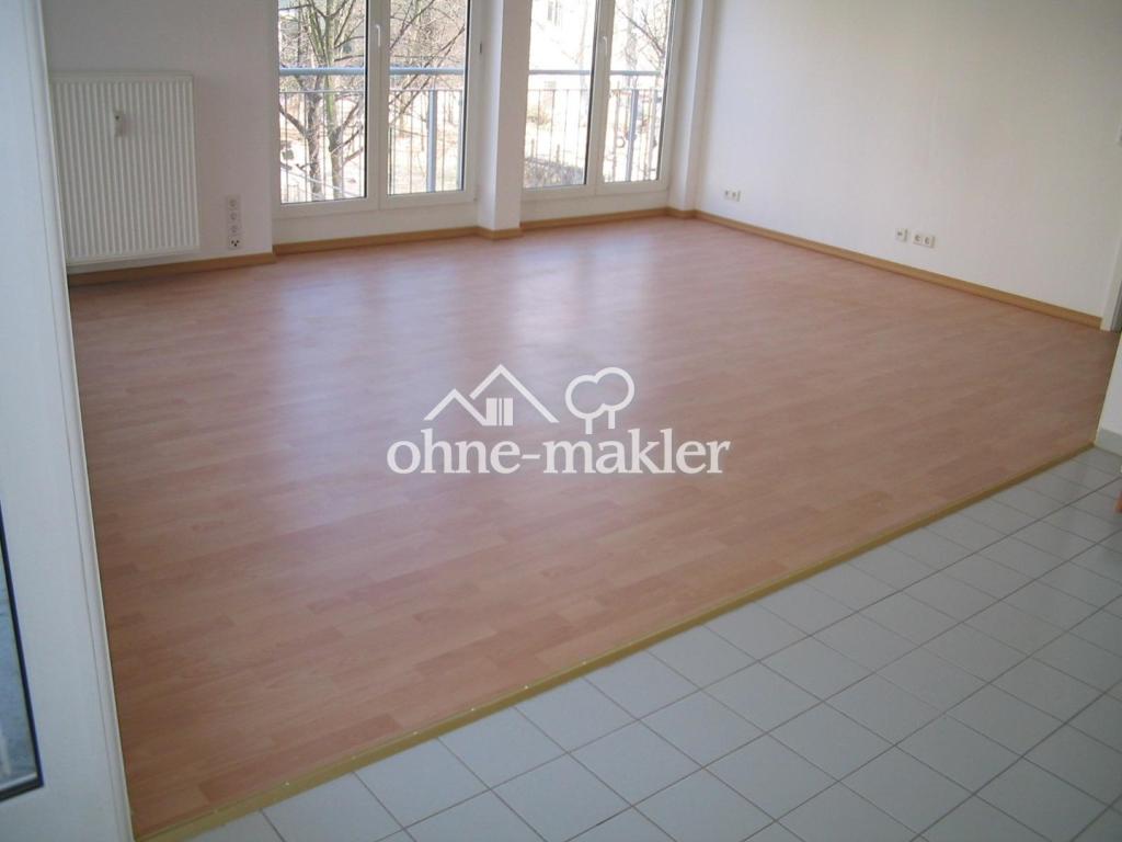 Blick Küche ins Wohnzimmer