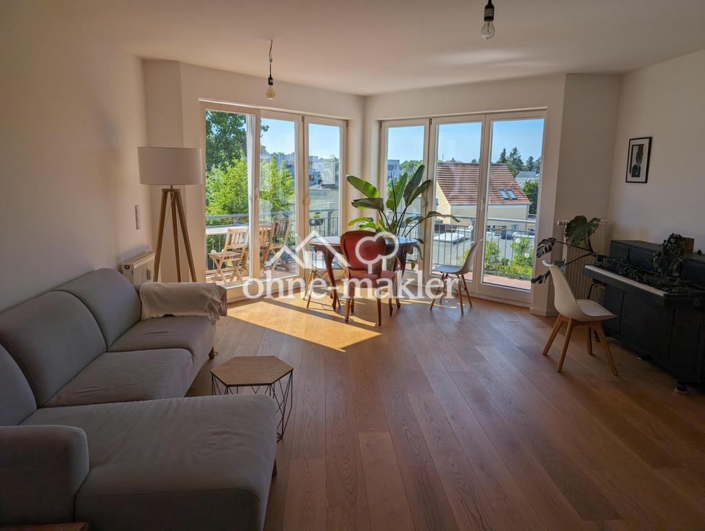 Wohnzimmer mit Balkon