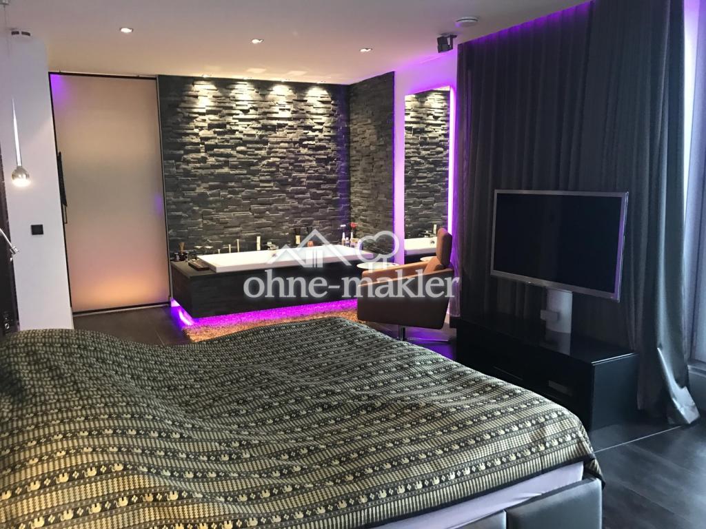 Blick Schlafzimmer auf Badewan