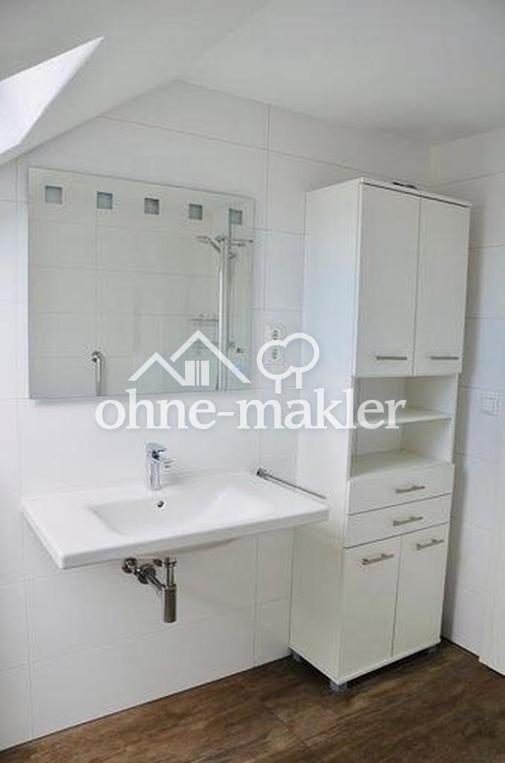 helles Badezimmer mit Einbaute