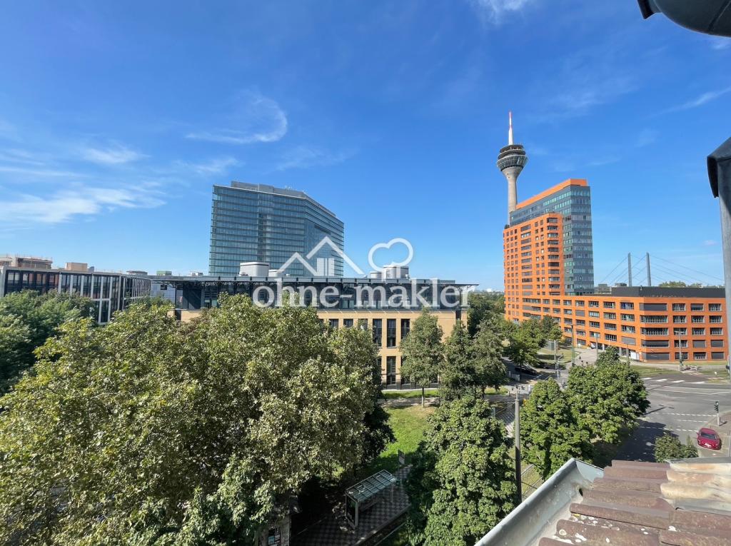Blick auf Stadttor & Rheinturm