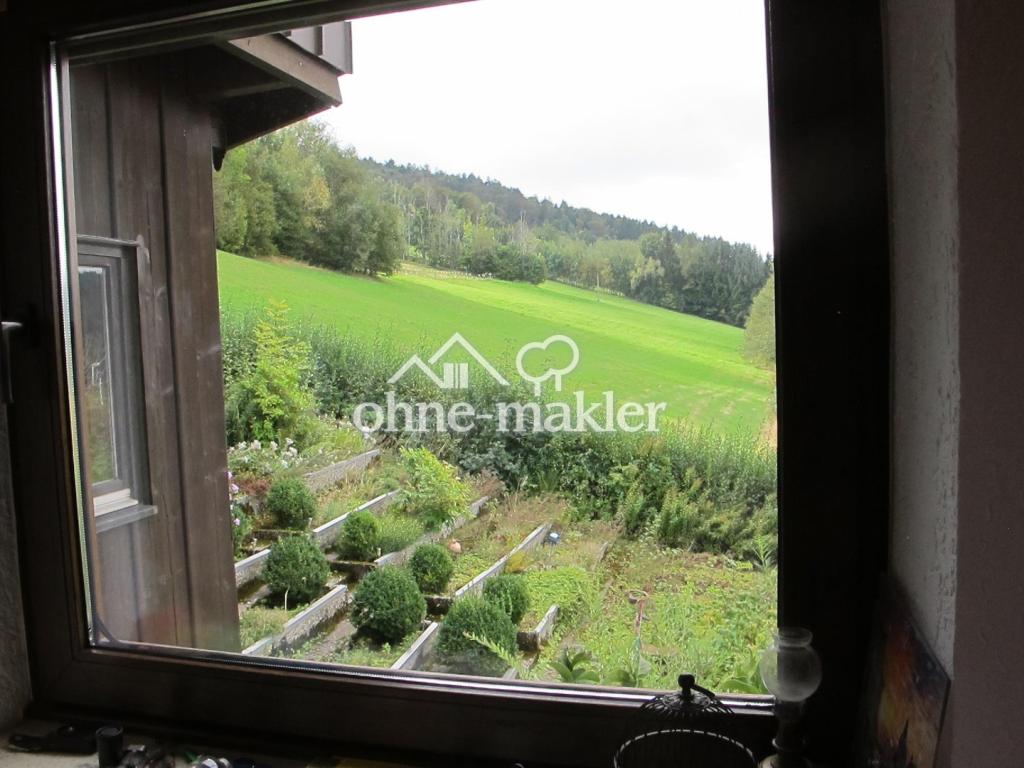 Blick auf Garten und Wiesen