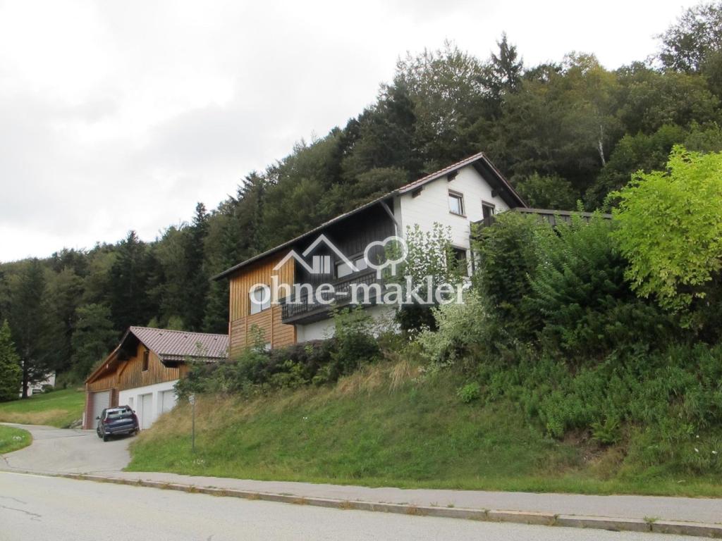 Haus mit Garagen rechts