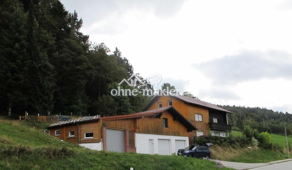Haus mit Garagen links
