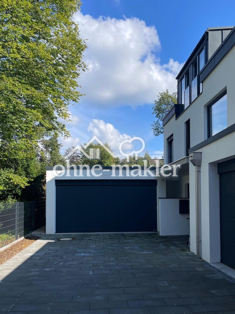 Einfahrt samt Garage (Haus 1)