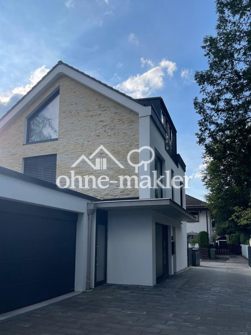 Einfahrt samt Garage (Haus 2)