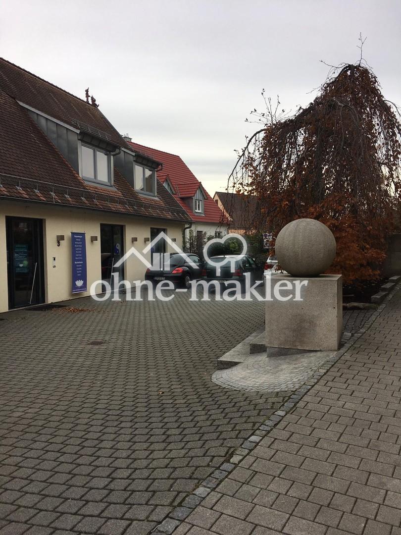 Hofbereich mit PKW-Stellplatz