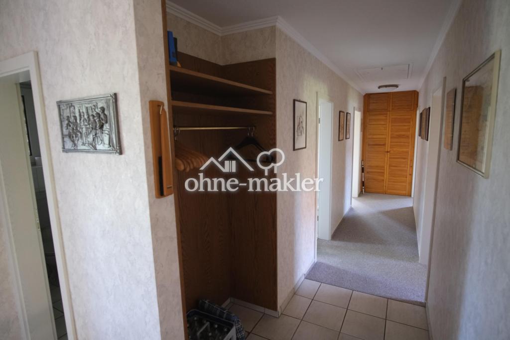 Flur mit Wandschrank am Ende