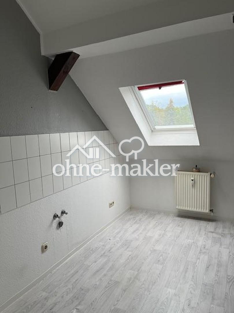 Geräumige Küche mit Essecke