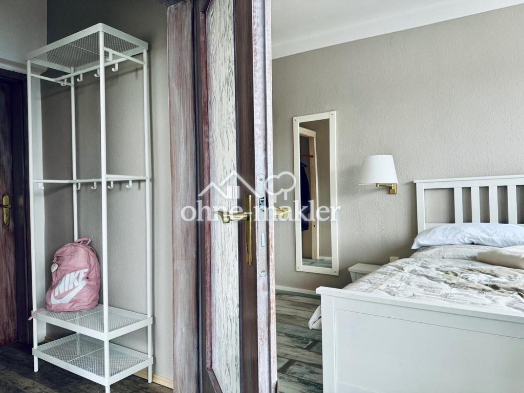 Zimmer mit Flur & Garderobe