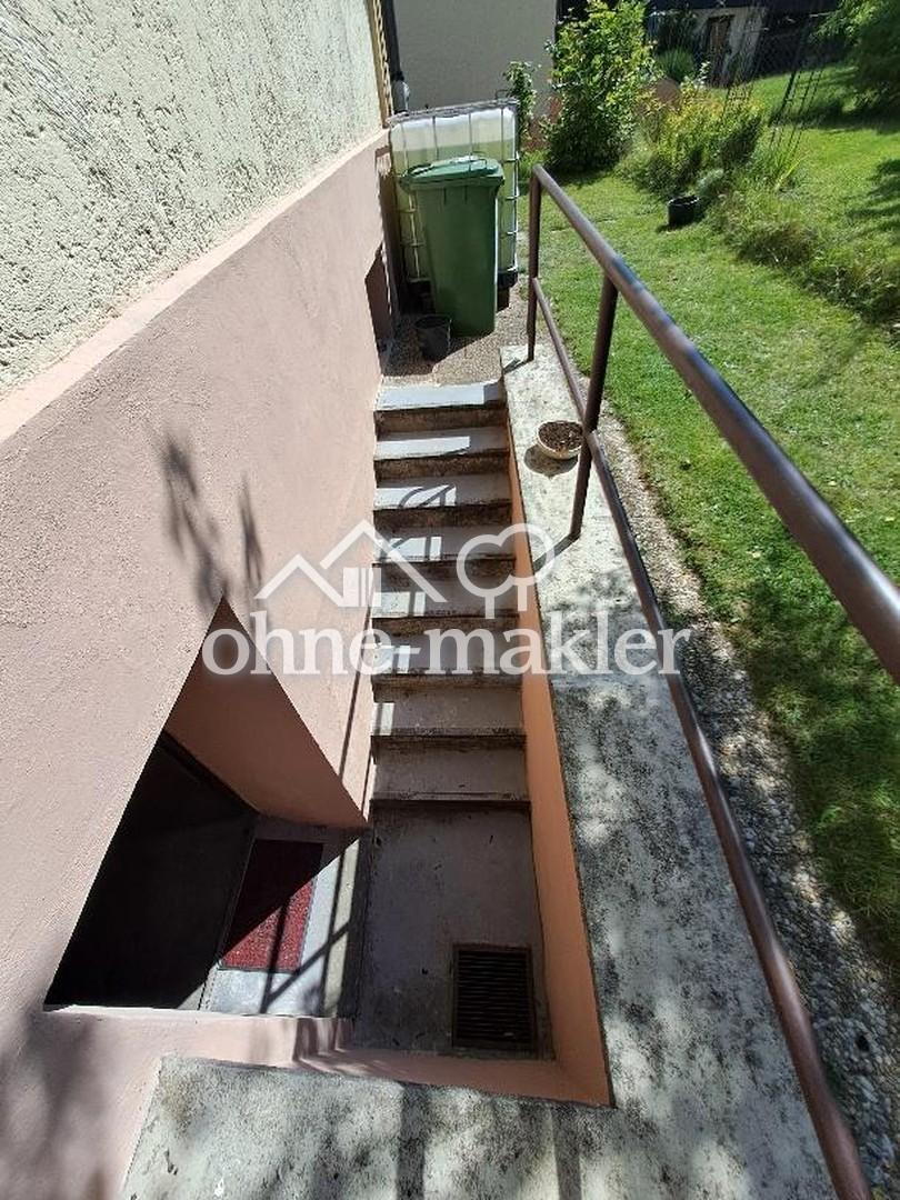 Treppe zu Werkstatt u. Heizung