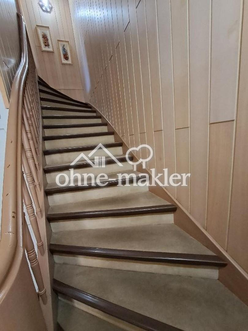 Holztreppe zum OG