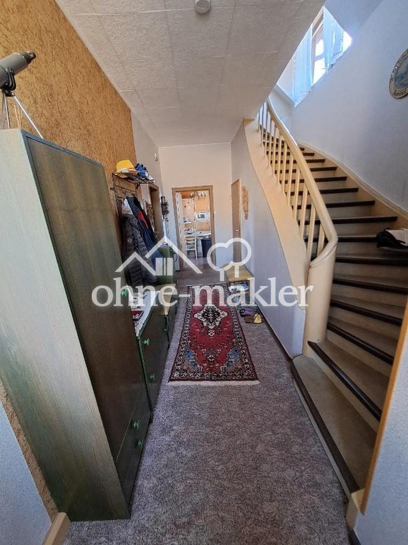 Flur OG mit Treppe zum 2. OG