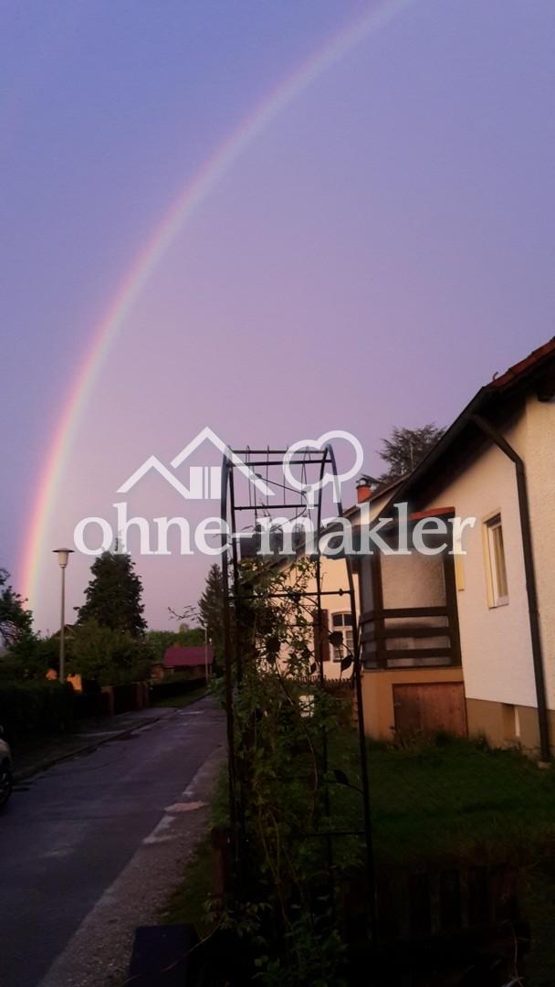 Regenbogen vorm Hauseingang