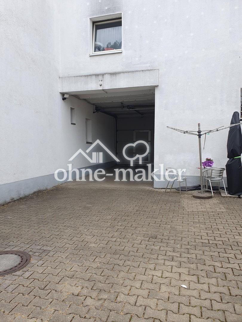 Einfahrt in den Hof Parkplatz