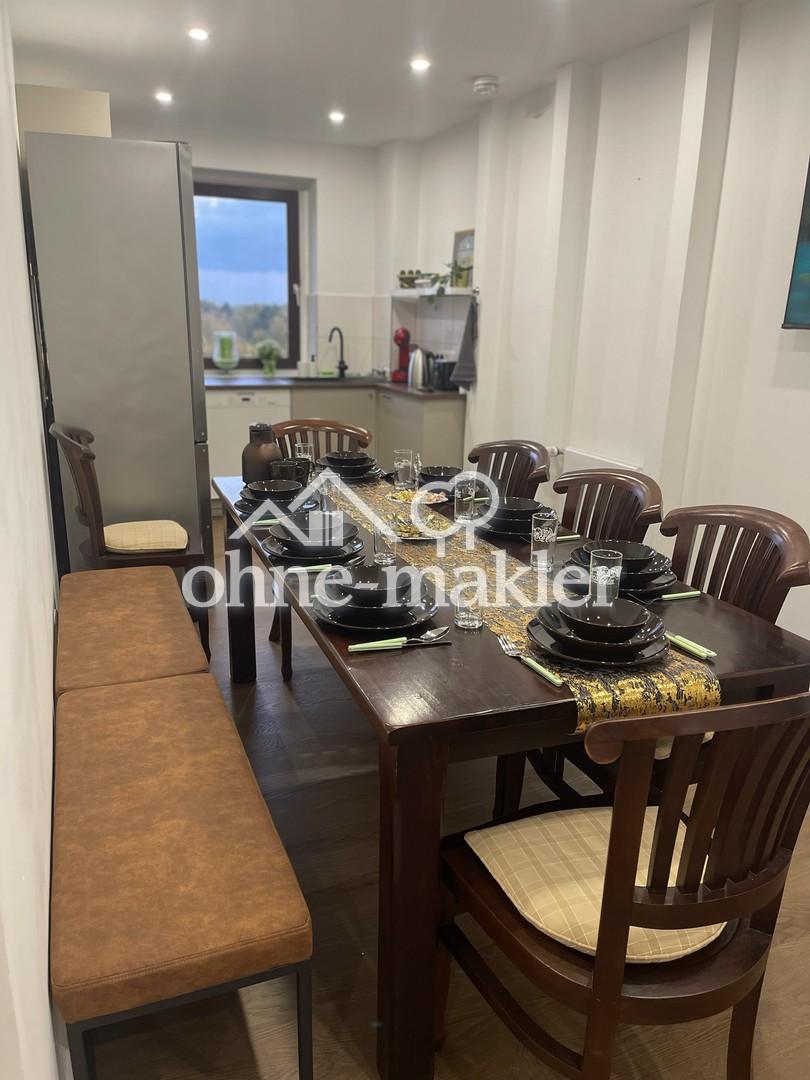 Großer Esstisch mit Sitzecke