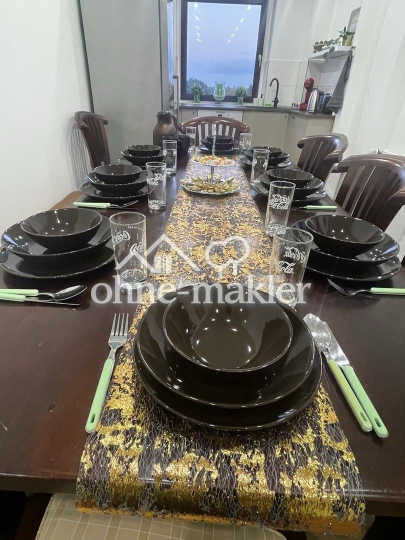 großer Esstisch, Geschirr