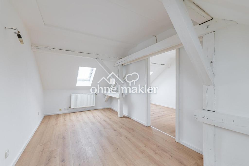 Wunderschöne 3 Zi Dachgeschoss Wohnung mit Balkon und Küche - Photo 1
