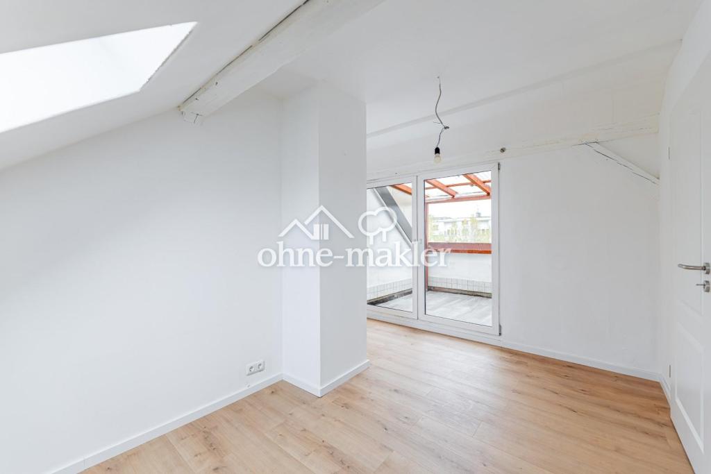 Wunderschöne 3 Zi Dachgeschoss Wohnung mit Balkon und Küche - Photo 2