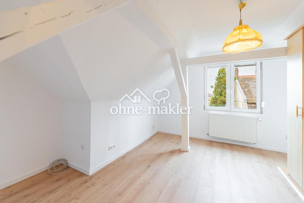 Wunderschöne 3 Zi Dachgeschoss Wohnung mit Balkon und Küche - Photo 5