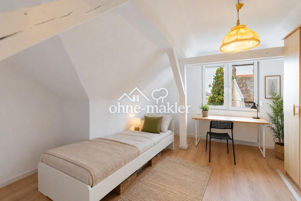 Wunderschöne 3 Zi Dachgeschoss Wohnung mit Balkon und Küche - Photo 4