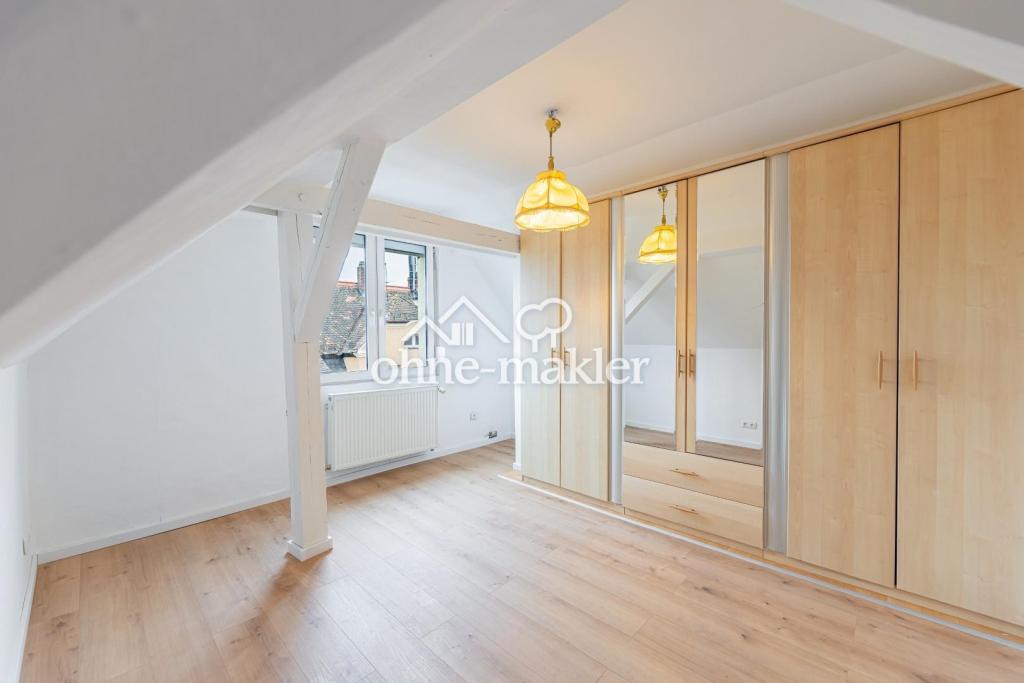 Wunderschöne 3 Zi Dachgeschoss Wohnung mit Balkon und Küche - Photo 3
