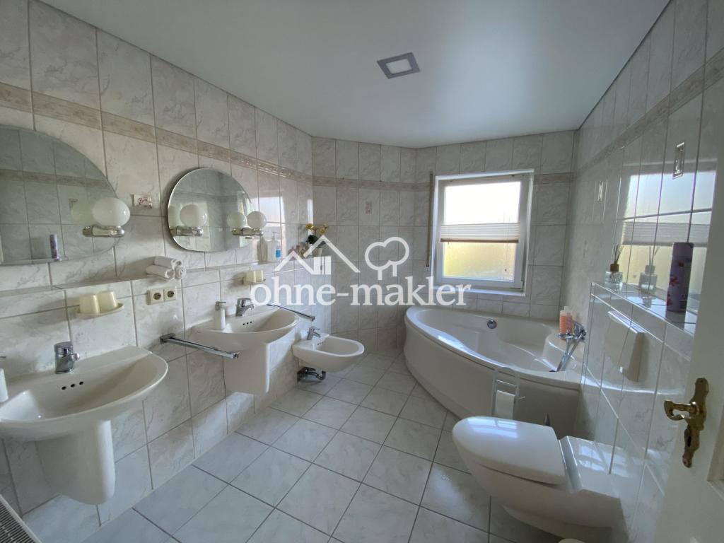 Badezimmer, Badewanne & Dusche