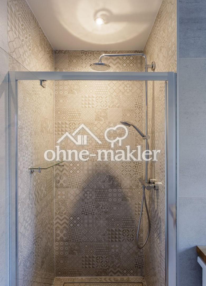 Badezimmer mit Regendusche