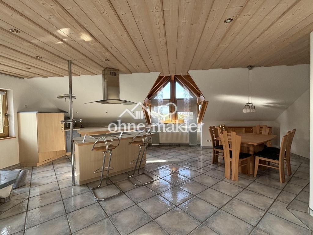 Charmante 3-Zi.-Whg. im DG mit offener Küche, Kachelofen, Carport - Photo 1