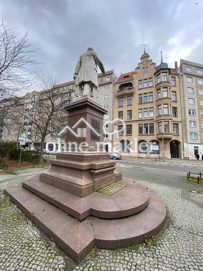 Vorplatz des Objekts