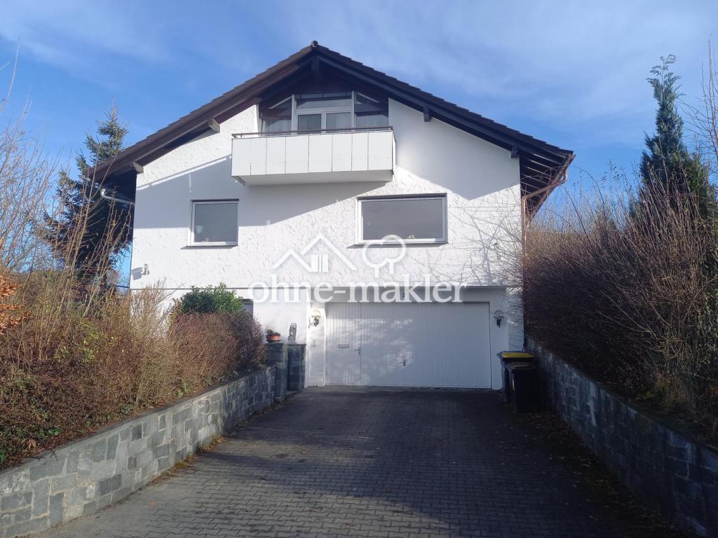 Westseite mit Doppelgarage