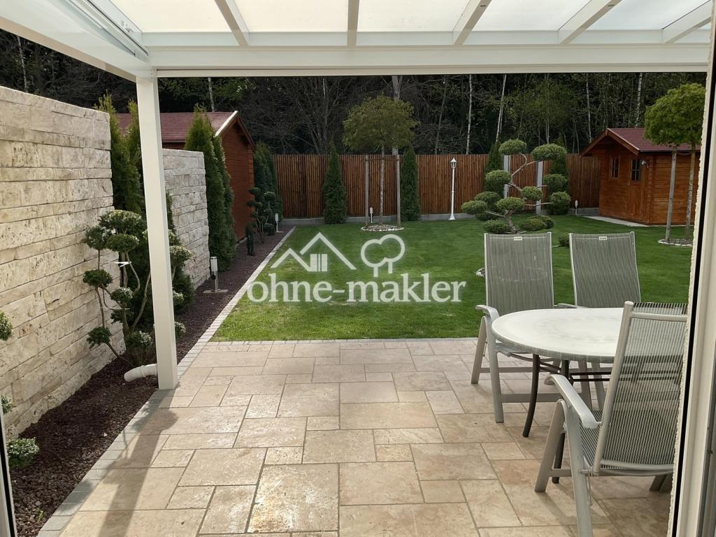 Terrasse mit großem Garten