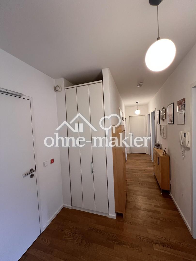 Wohnungstür mit Flur