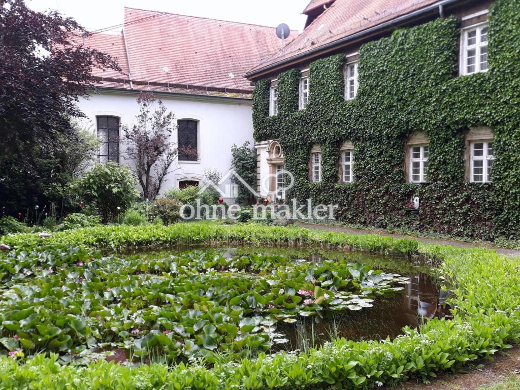 Herrenhaus mit Seerosenteich