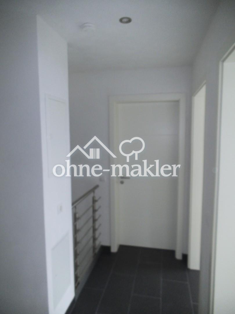Flur DG + Tür zum WC im DG