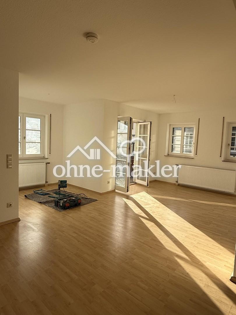 Zentrale 2,5 Zi.-Wohnung mit Balkon // Stadtzentrum Weil der Stadt - Photo 1